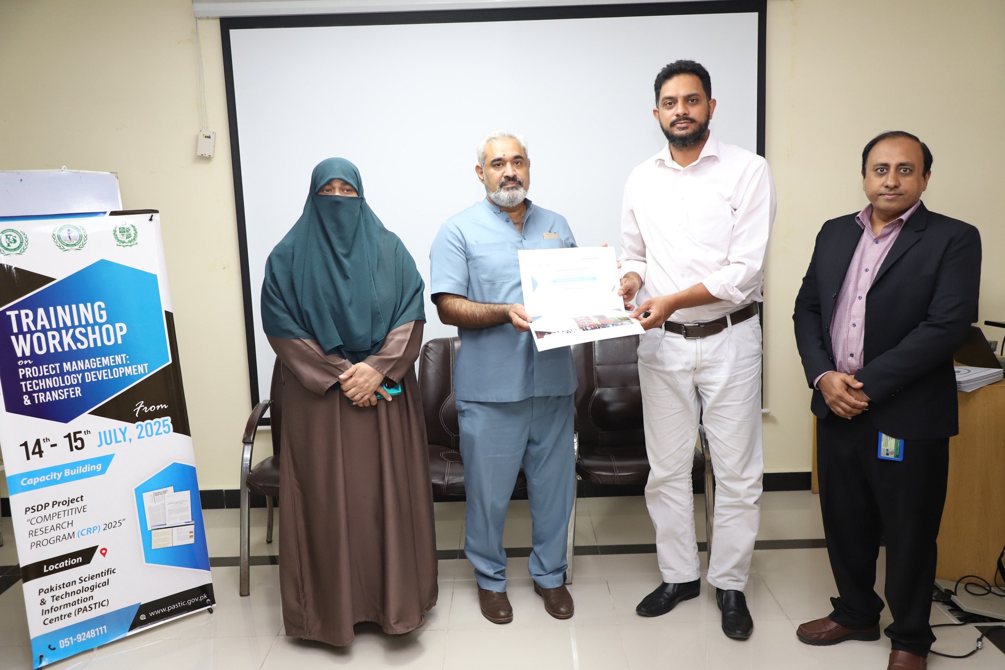 Certificate distribution ceremony recognizing participants’ achievements